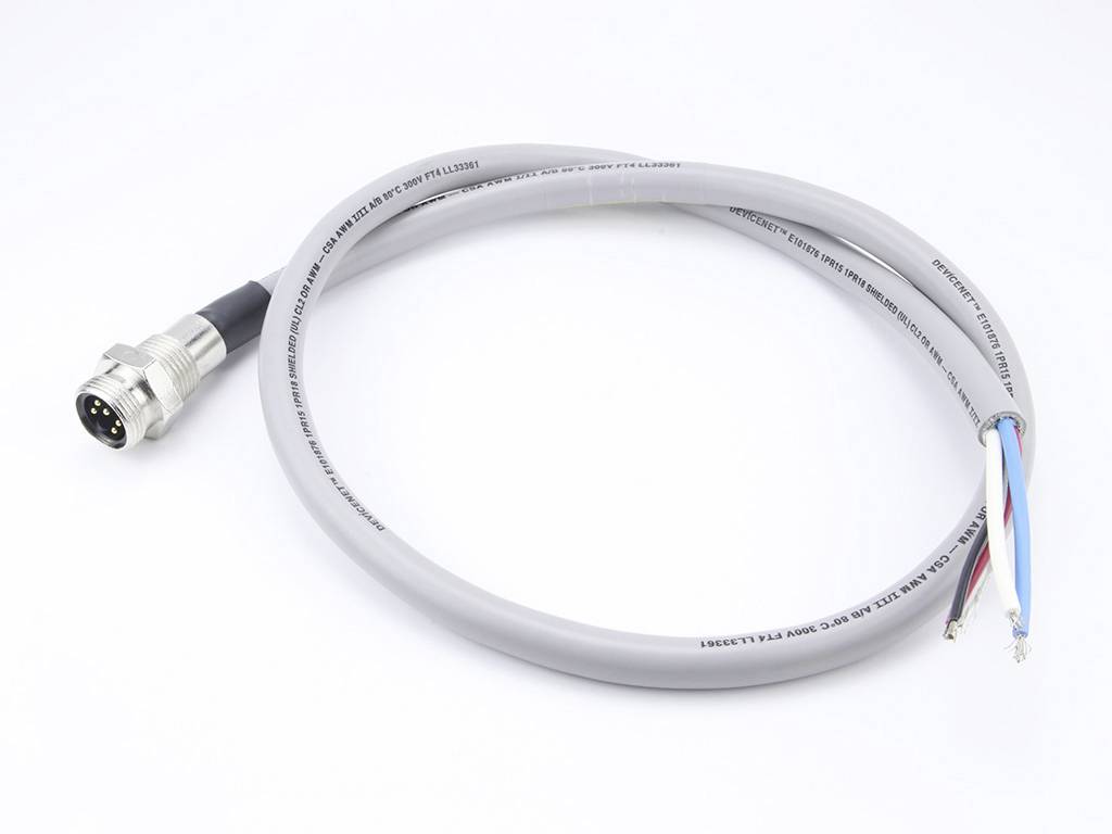 Ein graues Kabel mit einem Metallstecker mit fünf Pin-Anschlüssen auf einer Seite und drei offenen Drähten in rot, weiß und blau auf der anderen Seite.