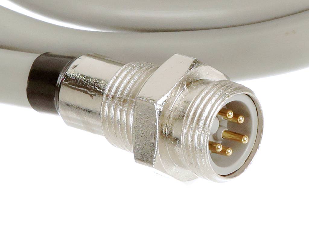Nahaufnahme eines metallenen Steckers mit mehreren goldenen Pins, verbunden mit einem grauen Kabel.