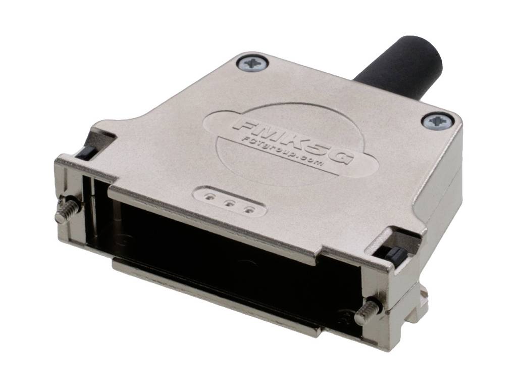 Ein rechteckiger Metallstecker mit einem schwarzen Kabel, das daran angeschlossen ist. Enthält vier sichtbare Eingänge auf der Vorderseite.