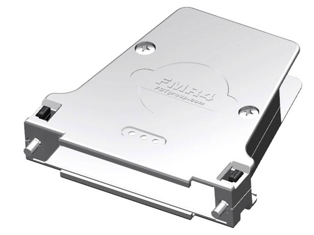 Ein silbernes elektronisches Bauteil mit Schrauben in den Ecken und einer Prägung auf der Oberseite, Ansicht von schräg oben.