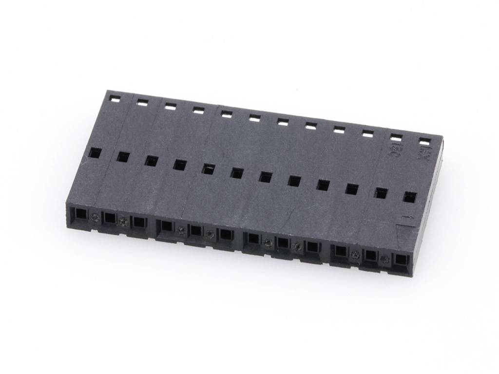 Ein rechteckiger, schwarzer Steckverbinder mit mehreren quadratischen Buchsen, geeignet für elektronische Verbindungen auf Platinen.