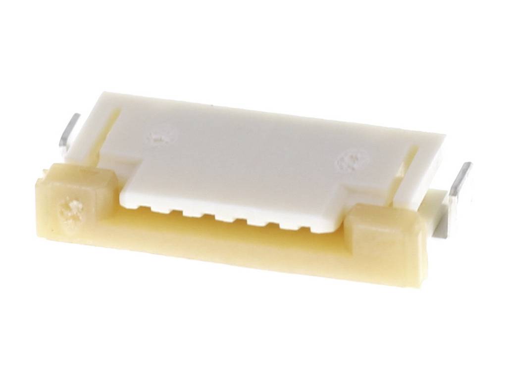 Ein weißer elektrischer Steckverbinder mit Pins, der auf einer flachen Oberfläche steht.