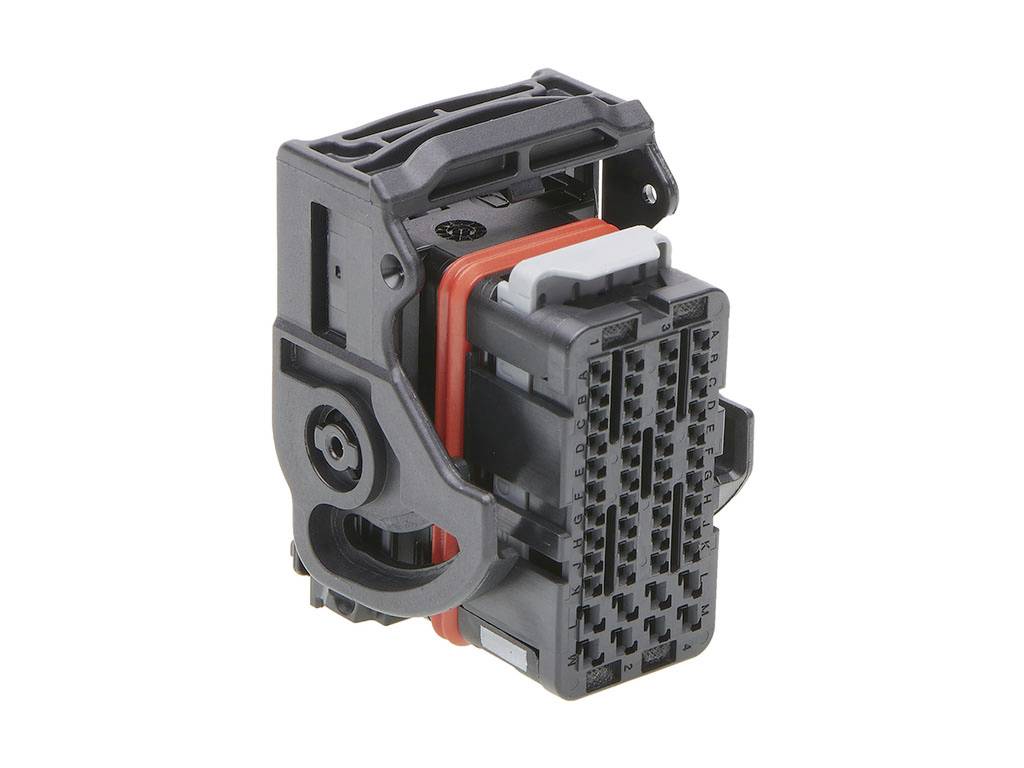 Schwarzer Kunststoffstecker mit mehreren Pins, rechteckige Form, rote Dichtung. Gerät meist in elektrischen Anwendungen genutzt.