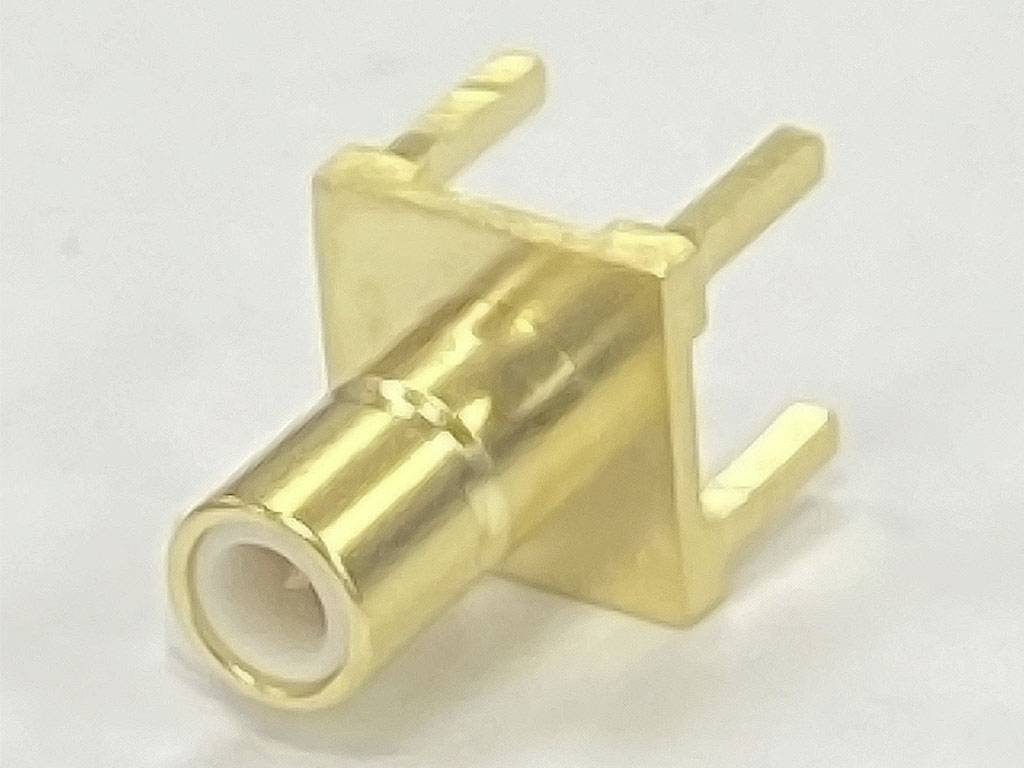 Vergoldeter Steckverbinder mit drei Metallstiften und einem Zylinder, geeignet für elektronische Geräte oder Verkabelungen.