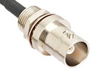 Ein silberner Koax-Stecker an einem schwarzen Kabel, geeignet für die Übertragung von Hochfrequenzsignalen in elektronischen Geräten.