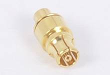 Goldener koaxialer Steckverbinder, liegend auf weißem Hintergrund. Geeignet für elektronische Verbindungen und Signalübertragungen.