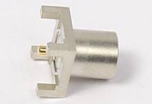 Ein silberner Metallstecker mit zylindrischem Körper und offenen Enden, möglicherweise ein elektrischer oder mechanischer Stecker.