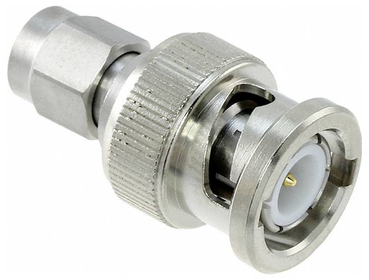 Eine metallische koaxiale Steckverbinderanordnung mit einem zylindrischen Gehäuse, einer Sechskantmutter, einer Zahnscheibe und einem vergoldeten Kontaktstift.