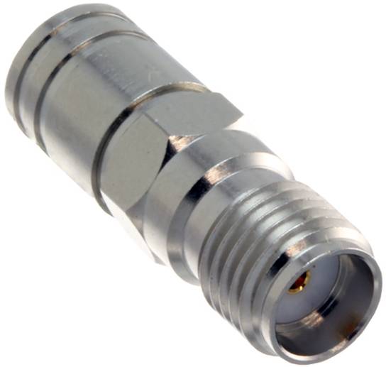 Ein Metallkabelverbinder mit einer zylindrischen Form, mit Gewinde an einem Ende und einer glatten Oberfläche am anderen Ende.