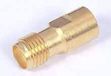 Adapter aus Messing mit Außengewinde auf einer Seite und glatter Oberfläche auf der anderen. Geeignet für Rohrverbindungen.