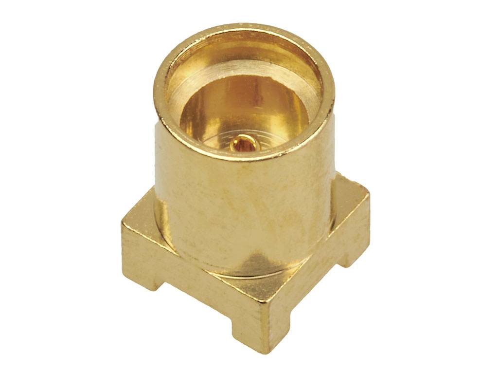 Ein goldener SMA-Steckverbinder, genutzt für HF-Anwendungen; zylindrische Form mit quadratischer Basis, glatte, glänzende Oberfläche.
