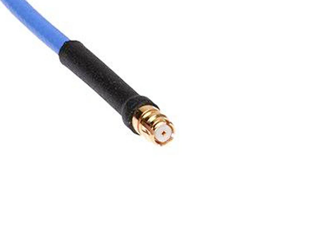 Ein blaues Kabel mit einem goldenen, zylindrischen Anschluss ist in Nahaufnahme zu sehen.