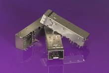 Drei ineinander verschachtelte, metallische rechteckige Bauteile auf einer violetten Oberfläche.