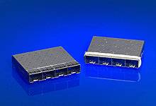 Zwei rechteckige elektronische Komponenten auf blauem Hintergrund, eine mit sichtbaren Metallkontakten, sind nebeneinander angeordnet.