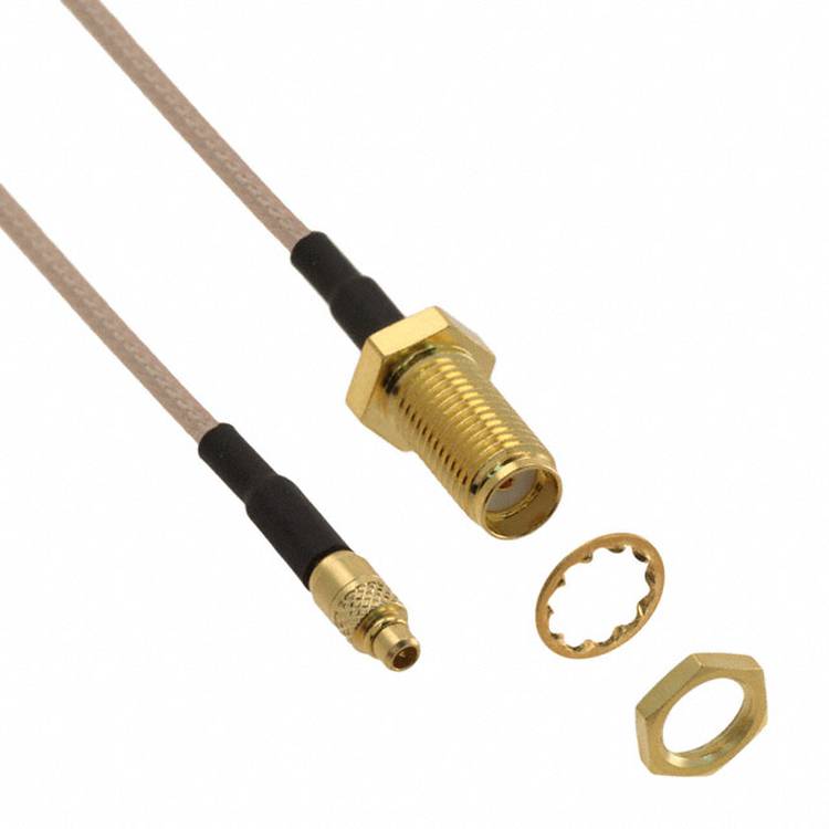 Ein Koaxialkabel mit vergoldetem Stecker und separater Mutter und Unterlegscheibe, das zum Verbinden von HF-Signalen verwendet wird, vor weißem Hintergrund gezeigt.