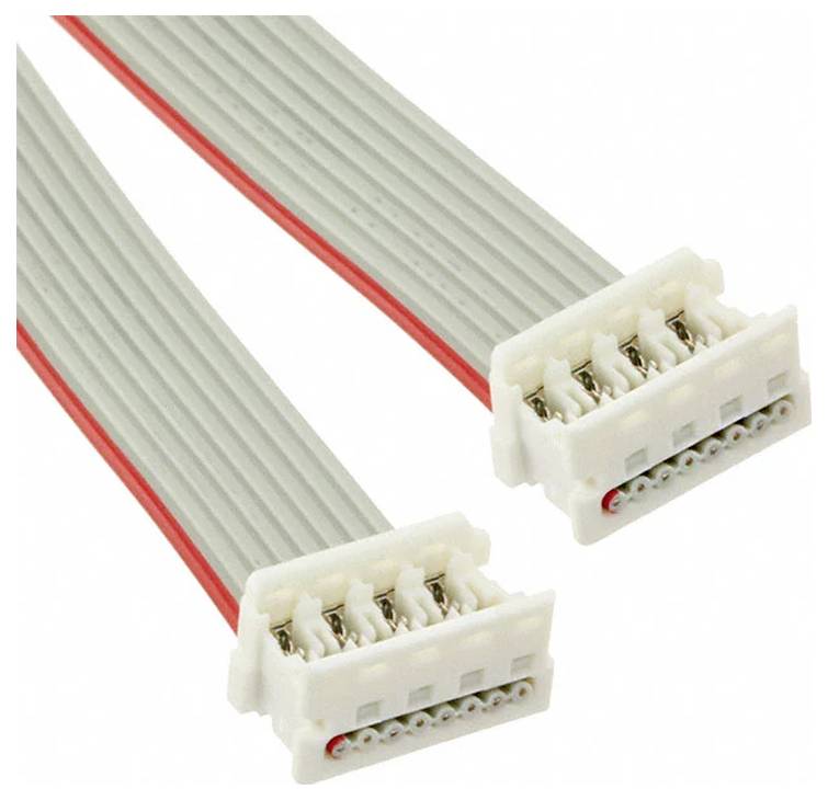 Zwei graue Flachbandkabel mit weißen Steckern, jeweils mit fünf Pins, liegen parallel auf weißem Hintergrund.