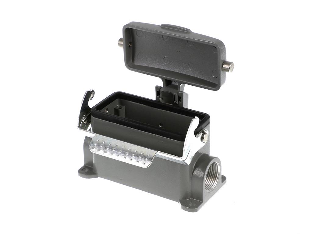 Ein offenes elektrisches Steckverbindergehäuse aus Metall, mit einem Klappdeckel hinten und seitlichem Gewindeanschluss für Kabel.