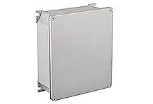 Metallische Anschlussdose mit rechteckiger Form, verschraubtem Deckel und glatten Oberflächen, geeignet für industrielle Anwendungen.