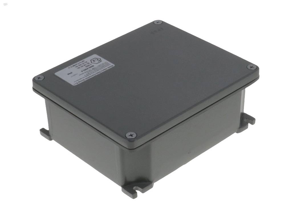 Schwarze Kunststoffbox mit Etikett auf der Oberseite, das technische Informationen enthält. Box ist rechteckig und hat abgerundete Ecken.