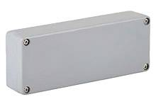 Rechteckiges graues Gehäuse mit Schrauben an allen vier Ecken.