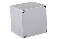 Grauer, quadratischer Gehäusekasten mit Schrauben an jeder Ecke, passend für elektrische Installationen.