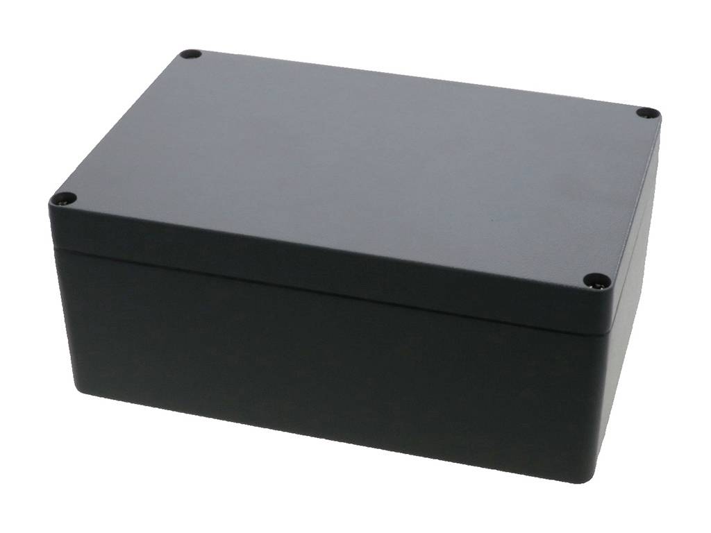 Ein schwarzes, rechteckiges Kunststoffgehäuse mit abgerundeten Ecken, ideal zur sicheren Aufbewahrung von elektronischen Komponenten.