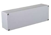 Rechteckiger, grauer Metallkasten mit Schrauben an den Ecken. Wird häufig zur Versiegelung oder als Schutzgehäuse für Elektronik verwendet.