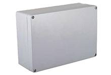 Metallgehäuse mit vier Schrauben an den Ecken, voraussichtlich für Elektronik- oder Stromkomponenten geeignet.