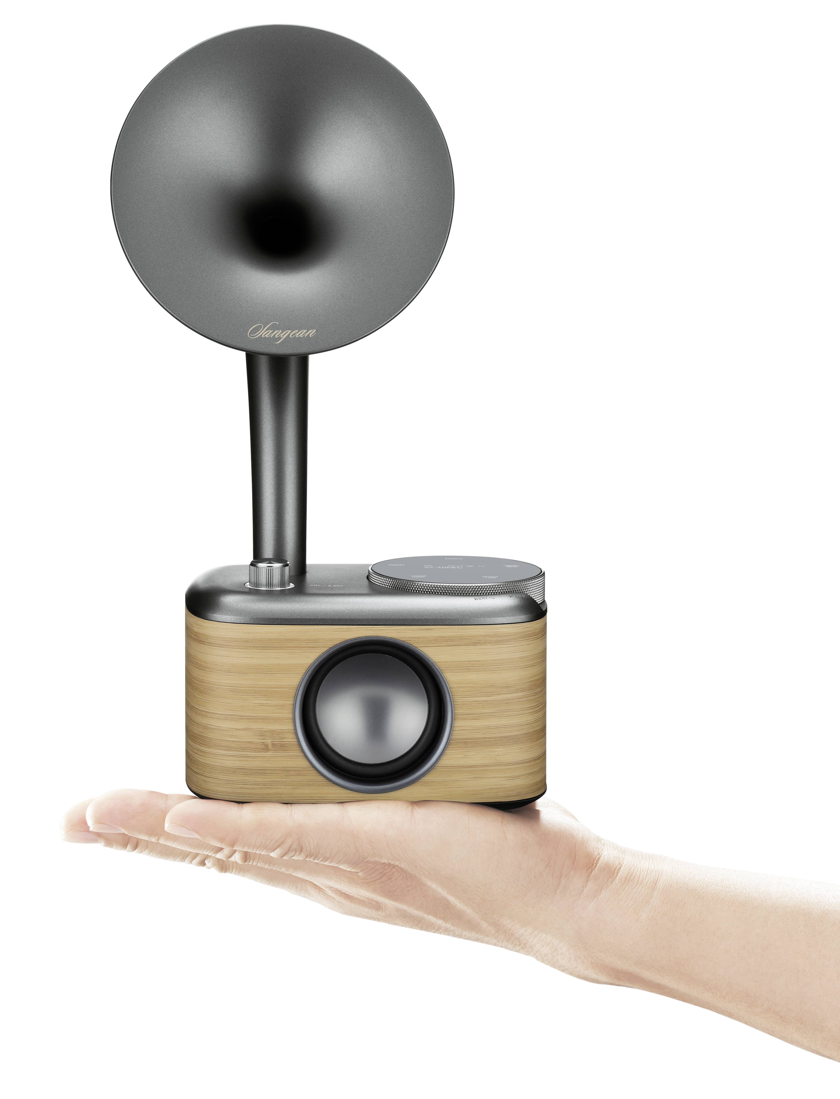 Eine Hand hält einen Retro-Lautsprecher mit Holzoptik und großer trichterförmiger Hörmuschel.