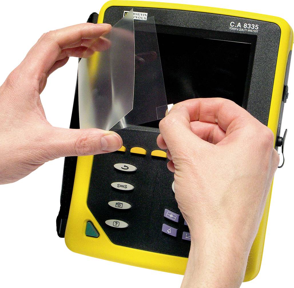 Eine Person bringt eine Schutzfolie auf ein gelbes, handgehaltenes elektronisches Gerät mit Display und Bedientasten auf.