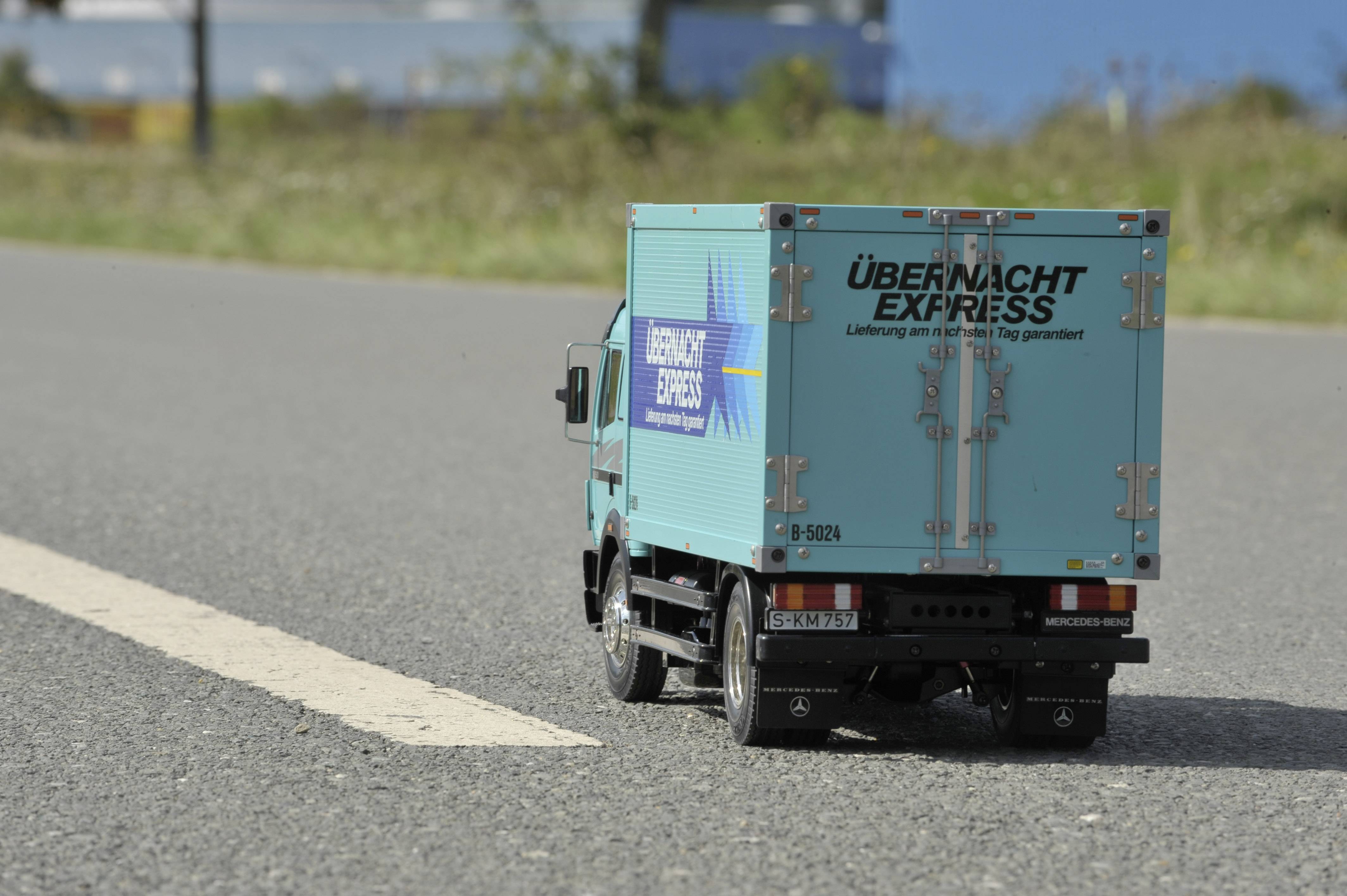 Camion de livraison personnalisé 4x4 Tamiya 1/14 RC Mercedes Benz 1850L Futaba E