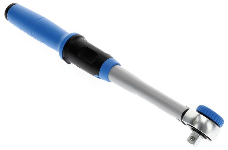 Ein blauer und schwarzer Drehmomentschlüssel mit einem Ratschenkopf und ergonomischem Griff, konzipiert für präzise Verschließ- und Befestigungsaufgaben.