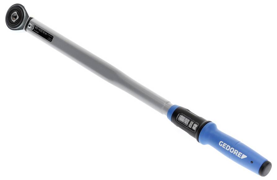 Ein blauer und grauer Drehmomentschlüssel mit digitaler Anzeige und Ratschenkopf, mit der Bezeichnung 'Gedore', entwickelt für präzises Anziehen von Schrauben.