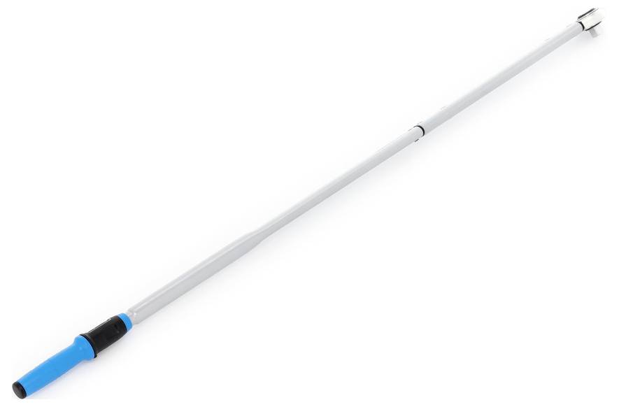 Eine Teleskopstange mit einem blauen Griff und einer verstellbaren Metallspitze, die verwendet wird, um die Reichweite zu verlängern, wahrscheinlich zum Reinigen oder Heranholen von Gegenständen.