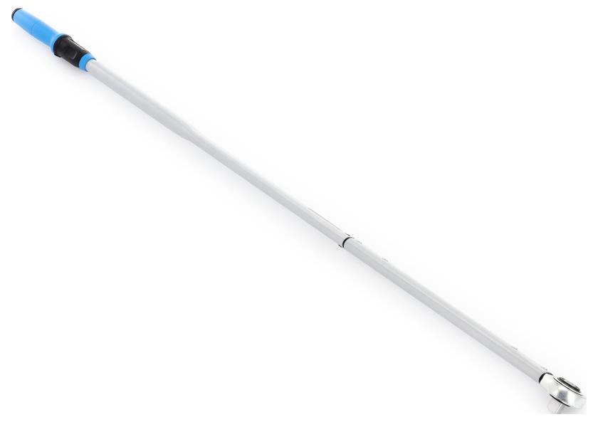 Eine blaue Teleskopstange mit Metallspitze, die zum Anbringen von Reinigungswerkzeugen oder Zubehör ausgefahren werden kann.