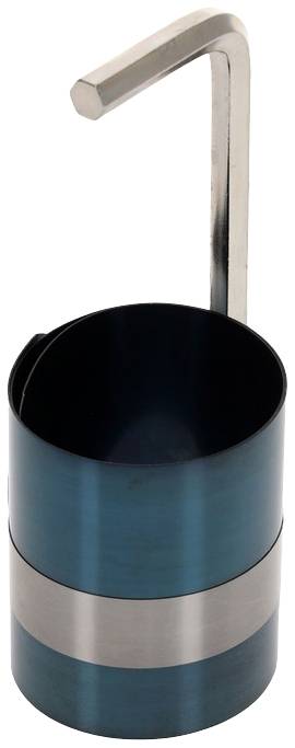Ein blauer Becher mit silbernem, senkrechtem Griff, der einen Haken am Ende hat. Der Becher ist aus Metall.