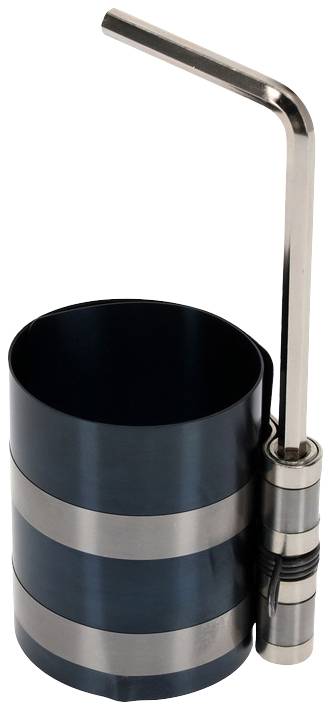 Metallbecher mit Streifen und langem Trinkhalm, modern und minimalistisch gestaltet.