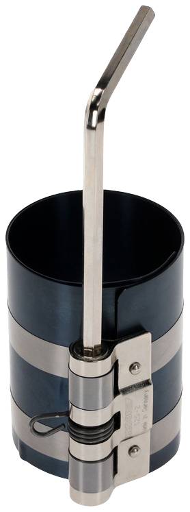 Ein schwarzes Metallfass mit zwei silbernen Spannbändern und einer silbernen Spindel für Dichtzwecke, häufig in der Industrie genutzt.