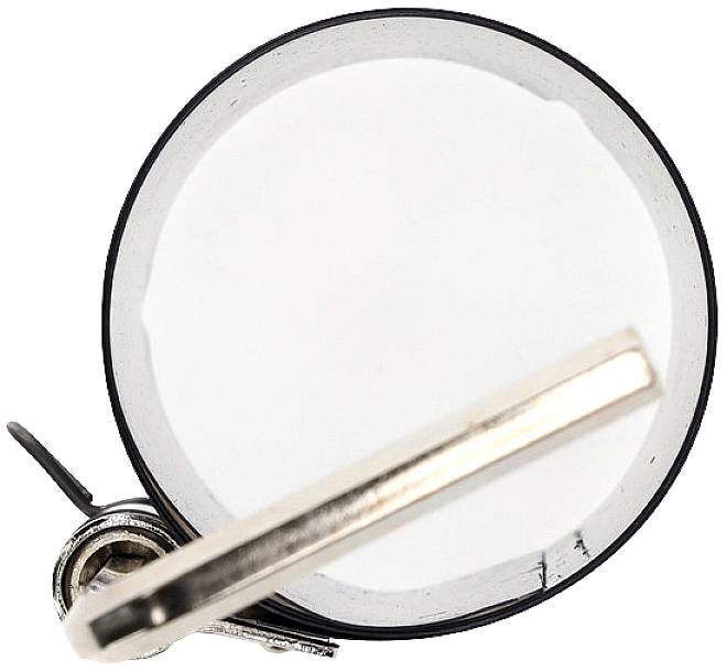 Draufsicht auf eine traditionelle Milchkanne mit Hebelverschluss, silberfarben.