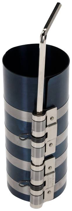 Metallischer Rohrausrichter für die Wärmetauschermontage. Drei Spannriemen und ein Zughebel an der Seite.