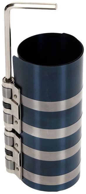 Ein blauer Zylinder mit drei silbernen Metallbändern und einem gebogenen Griff oben, vermutlich ein Werkzeug zur Rohrmontage.