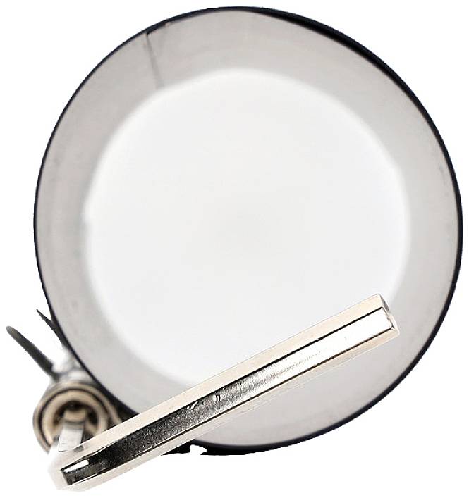 Ein leerer, silberner Metalleimer, von oben betrachtet.