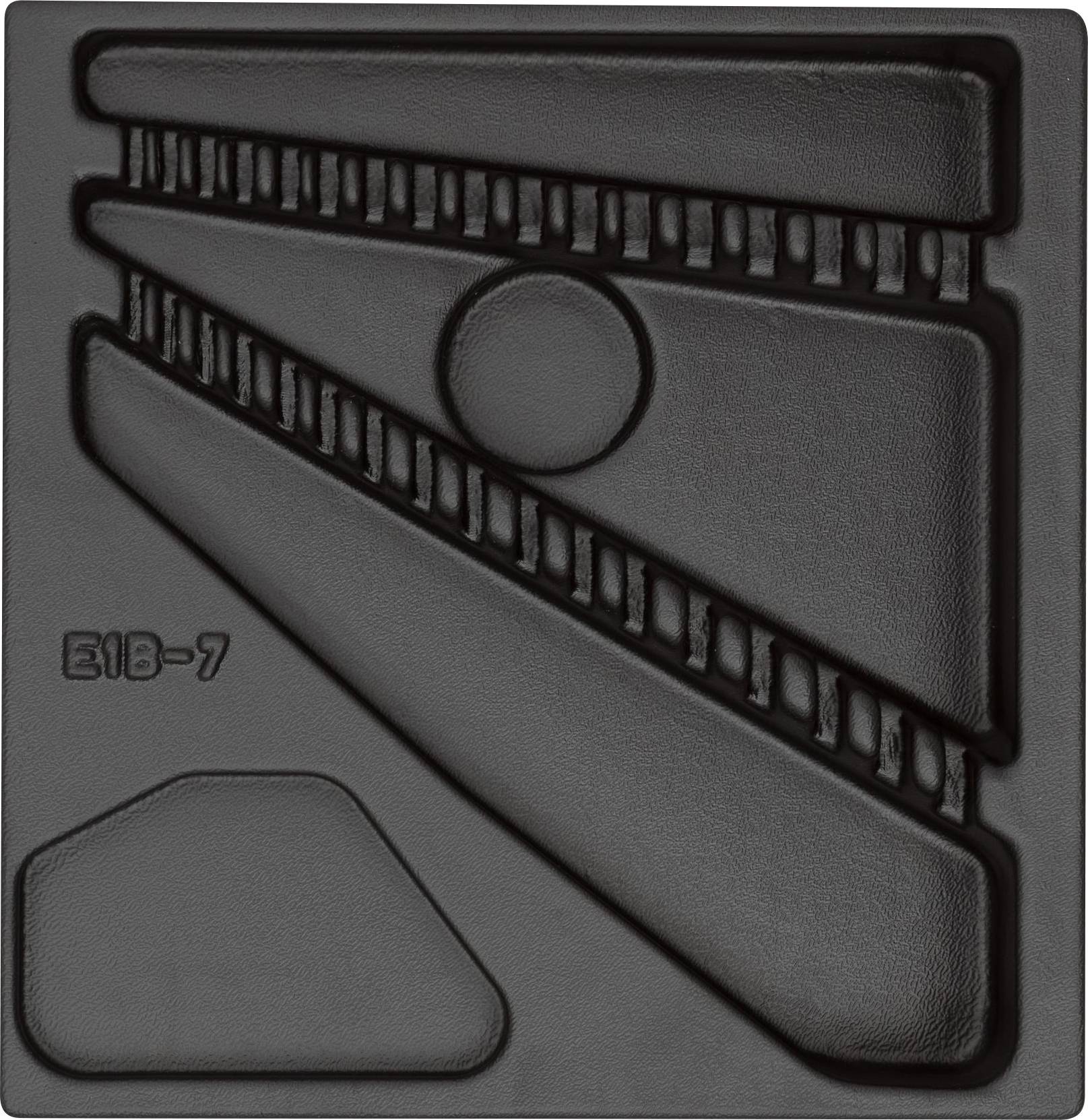 Quadratische Metallplatte mit geometrischen Formen und Linien in Relief. Links unten eingraviert ist die Nummer 'E18-7'.
