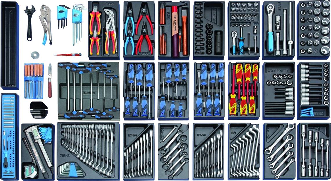Verschiedene Handwerkzeuge und Schraubenschlüssel in einem Werkzeugsatz, ordentlich in Fächern angeordnet. Enthält Zangen, Schraubendreher und Steckschlüsseleinsätze.