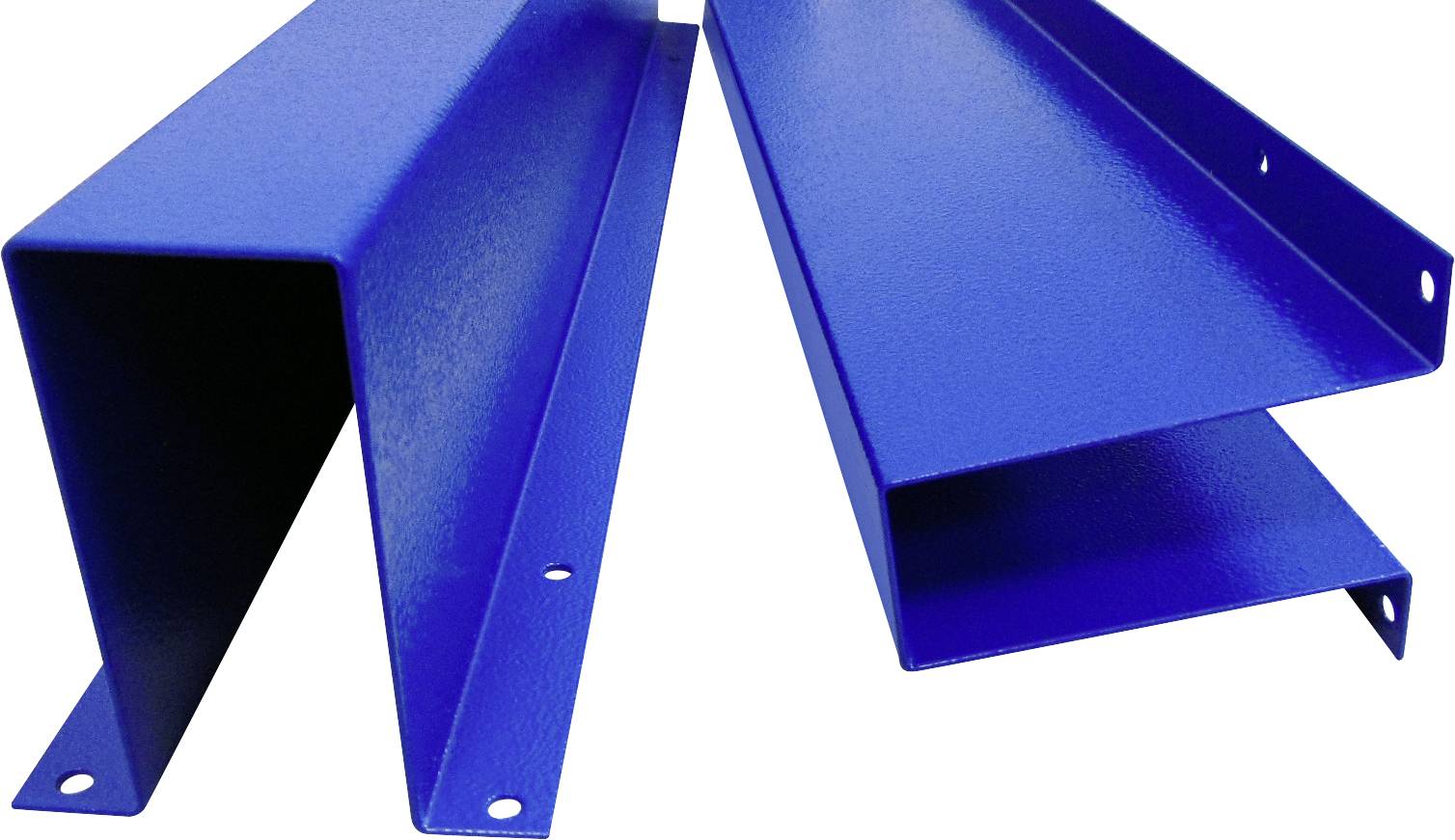 Zwei blaue Metallprofile in L- und U-Form, jeweils mit Löchern an den Enden, auf weißem Hintergrund. Sie sind nebeneinander positioniert.