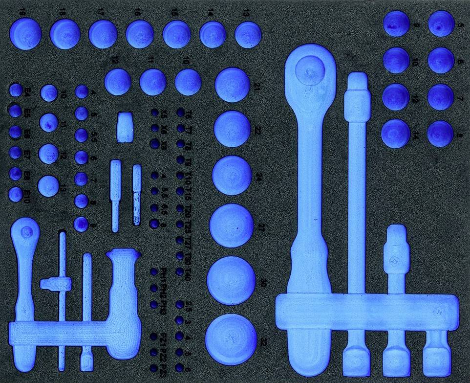 Verschiedene blaue Werkzeuge, wie Schraubendreher und Steckschlüsselaufsätze, sind ordentlich in einem Schaumstoff-Etui angeordnet.