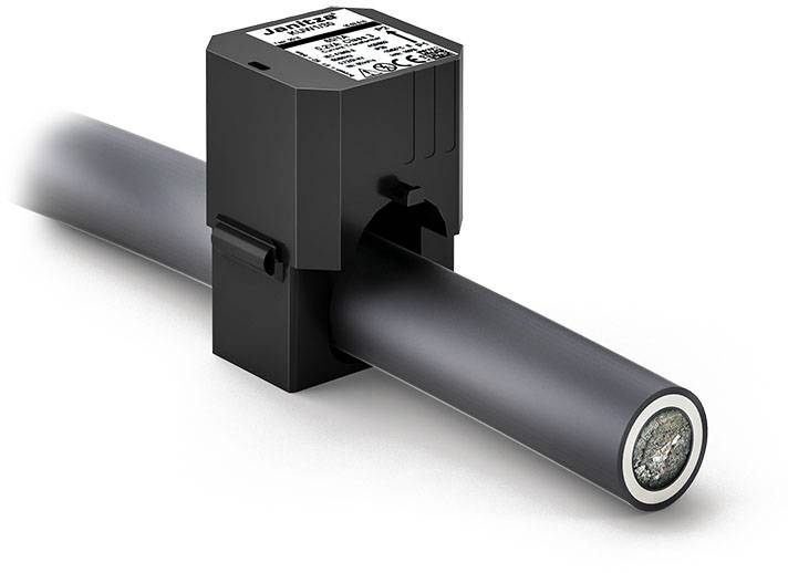 Ein elektronischer Sensor ist an einem schwarzen Rohr angebracht.