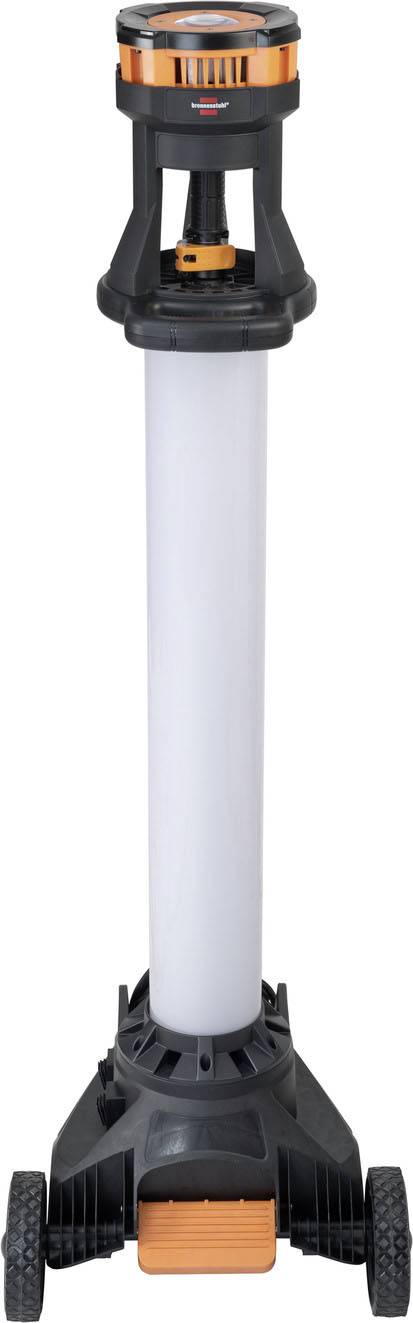 Ein tragbarer, schwarzer und orangefarbener Baustrahler mit einem ausziehbaren weißen Stativ und Rädern zur einfachen Bewegung.