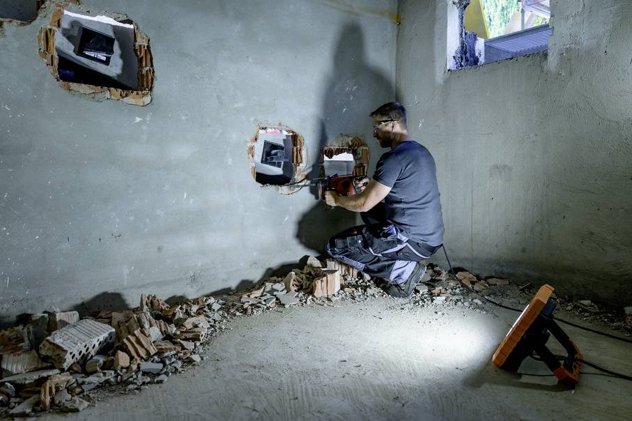 Brennenstuhl professionalLINE X 12050M Baustrahler EEK E (A - G) 114W 12700lm 9171330901