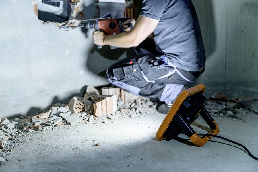 Brennenstuhl professionalLINE X 12050M Baustrahler EEK E (A - G) 114W 12700lm 9171330901